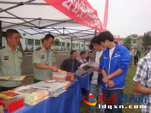 晴隆大隊搭乘全省三下鄉(xiāng)快車送消防科普知識進萬家2.JPG