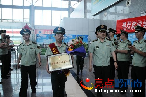 消防官兵從興義機(jī)場(chǎng)迎接英雄大隊(duì)代表的歸來.jpg