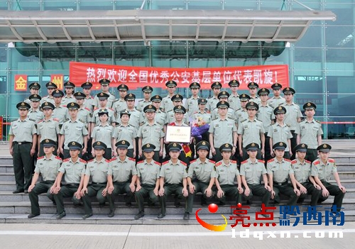 在興義機(jī)場(chǎng)集體留影.jpg