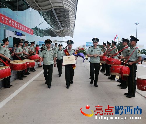 消防官兵鑼鼓隊(duì)迎接代表歸來.jpg