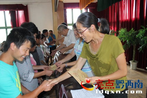 圖為<a href=http://www.ciptanuansa.com/news/anlong/ target=_blank class=infotextkey>安龍縣</a>“金秋助學(xué)”助學(xué)金發(fā)放儀式現(xiàn)場.JPG