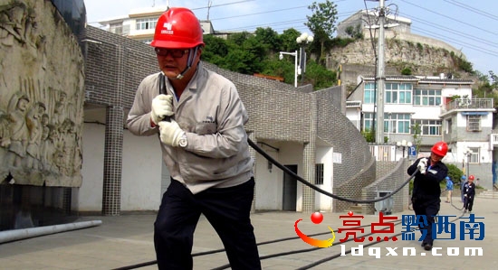 保電人員在抗戰(zhàn)廣場保電現(xiàn)場架設電纜的情景(盧關文 攝) (2).jpg