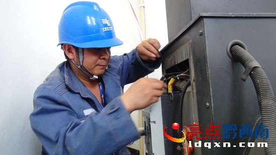 將應急發(fā)電車電源并接到會場的線路上備用(盧關文 攝) (1).jpg
