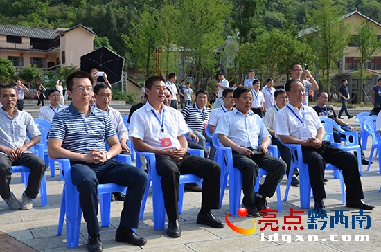 圖為楊光杰(前排左一)在樓納村廣場觀看民生主題節(jié)目++++++李祖..4..jpg