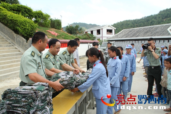 圖為興義軍分區(qū)工作組給卡法小學(xué)生們送去了慰問(wèn)品衣物.jpg