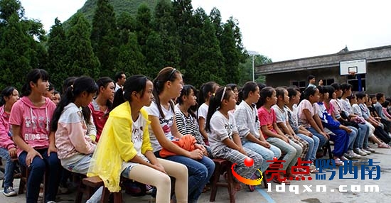 晴隆縣交警大隊(duì)開展交通安全教育進(jìn)校園活動(dòng)(盧關(guān)文 攝 13885957702) (3).jpg