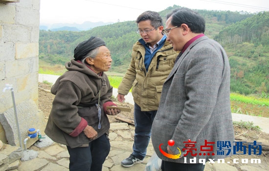 圖為：看望慰問(wèn)孤寡老人查連英老人.JPG