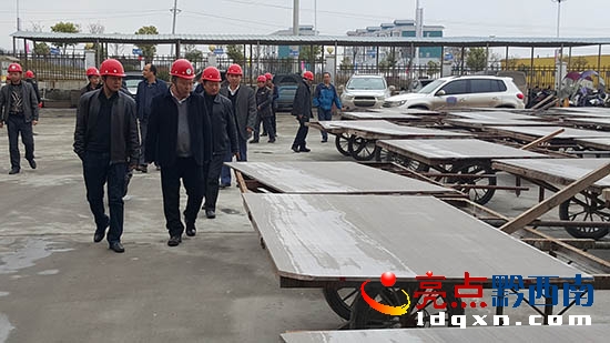 省、州領(lǐng)導(dǎo)深入貞豐縣龍場鎮(zhèn)循環(huán)工業(yè)園區(qū)調(diào)研安全工作 圖片(1).jpg