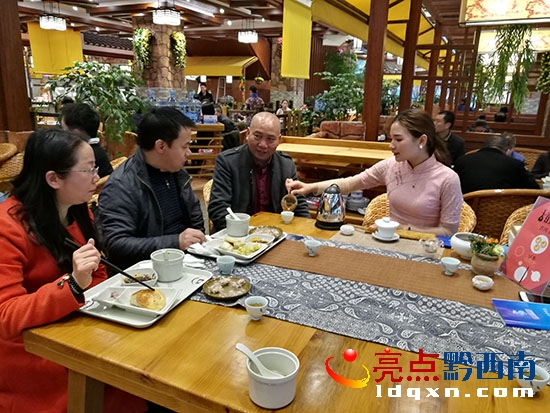 金州龍泉董事長(zhǎng)王發(fā)興(右二)和茶藝師討論水與茶的關(guān)系.jpg