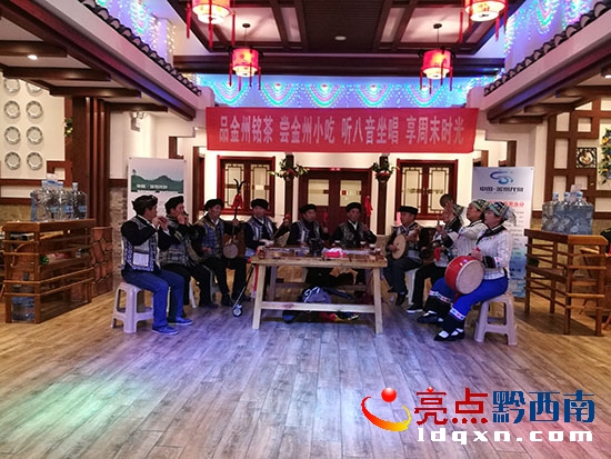 萬(wàn)峰林八音坐唱正在演唱.jpg