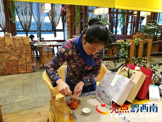 美女香茶待嘉賓.jpg