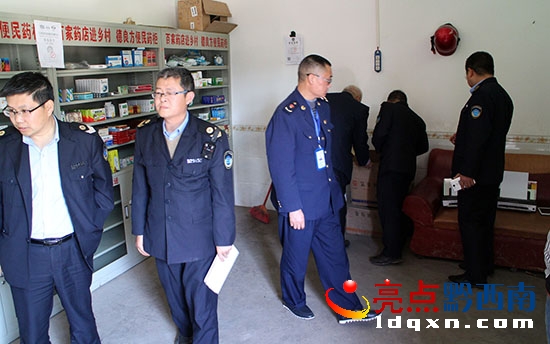 聯(lián)合執(zhí)法人員檢查現(xiàn)場(chǎng).jpg