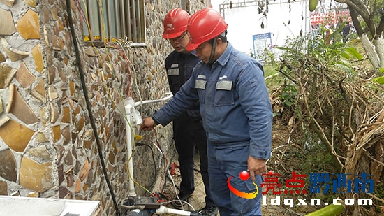 保供電人員現(xiàn)場(chǎng)監(jiān)測(cè)電壓。.jpg