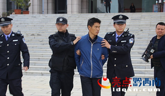 一名“官賴”被強制帶離單位.jpg