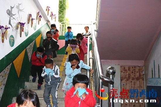 興義市烏沙鎮(zhèn)中心幼兒園開(kāi)展消防應(yīng)急疏散演練.JPG
