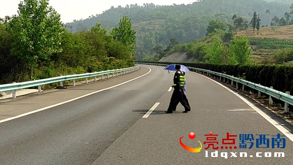 路政攙扶老人.JPG