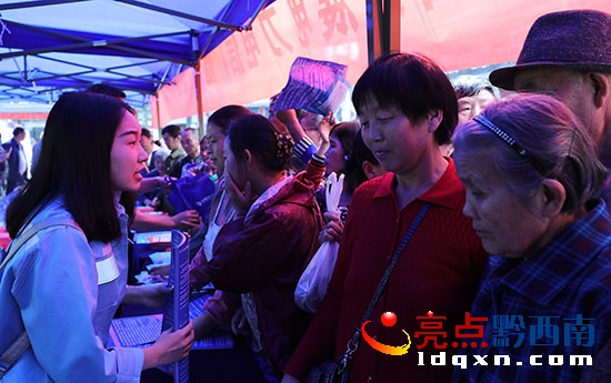 興義供電局供電員工正在為用戶講解電力設施安全保護法規(guī)(盧關文 攝).JPG