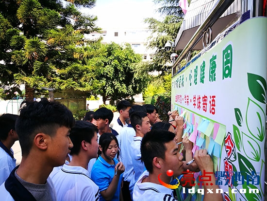 爭先恐后為高三同學寫祝福語.jpg