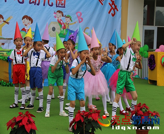 圖為舞蹈《七彩畫(huà)筆》演出現(xiàn)場(chǎng).JPG
