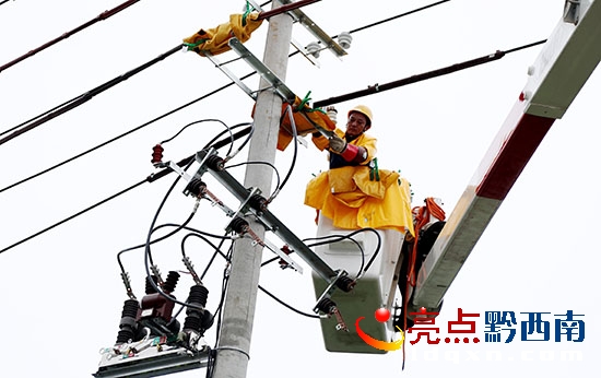 興義供電局帶電作業(yè)為黔西南州醫(yī)院新院搭火通電(盧關(guān)文 攝).JPG