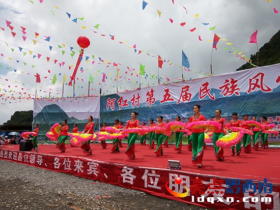 圖為文藝節(jié)目現(xiàn)場......jpg
