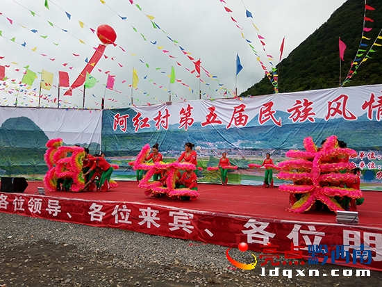 圖為文藝節(jié)目現(xiàn)場....jpg