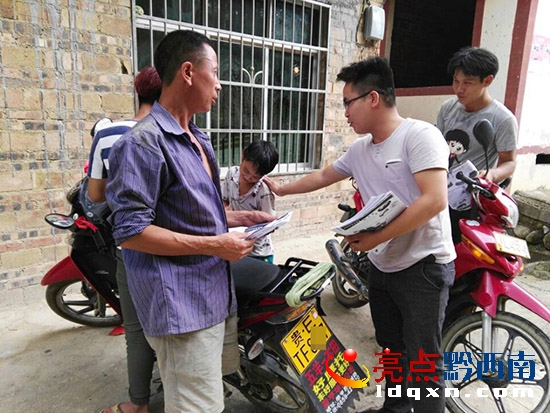 圖為安監(jiān)站工作員正在向機動車駕駛員發(fā)放交通安全法律法規(guī)宣傳資料.jpg