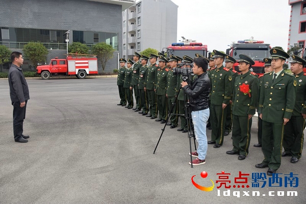興仁縣政府領(lǐng)導(dǎo)在消防官兵隊伍前講話.JPG