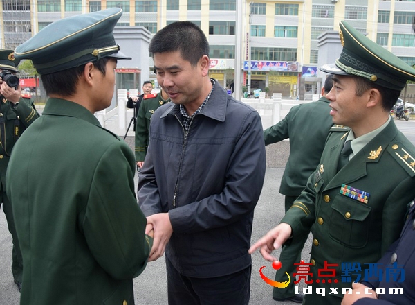 興仁縣政府領(lǐng)導(dǎo)與消防復(fù)員老握手慰問.JPG