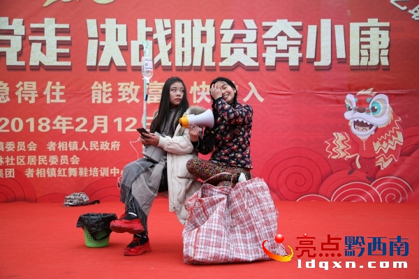 中學生表演的小品《攀比》 郭澤玉.JPG